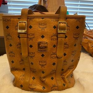 MCM bucket bag in cognac design
